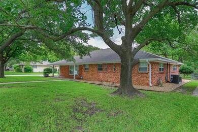1220 Elmwood St, Gainesville, TX 76240 - photo 6