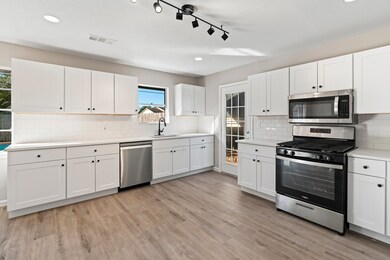 308 Sycamore St, Alvin, TX 77511 - photo 4