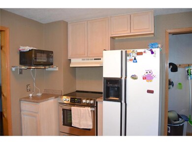 Kitchen appliances - newer stove (new microwave no