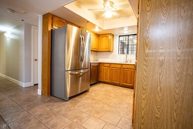 Kitchen featuring a sink, tasteful backsplash, sta