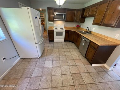 1061 Cloverton Dr, Columbia, PA 17512 - photo 5