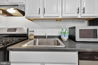 1514 17th St NW unit B6, Washington, DC 20036 - photo 3