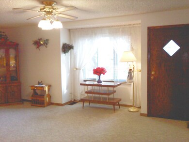 Living Rm front door view<|><|>