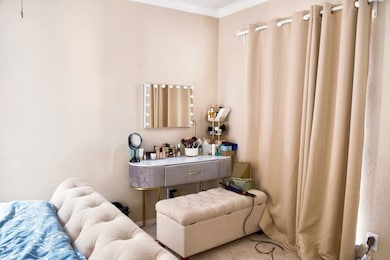 Bathroom with ornamental molding