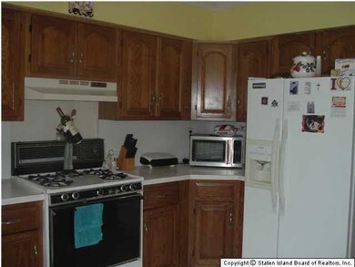 88 N Railroad Ave, Staten Island, NY 10304 - photo 3