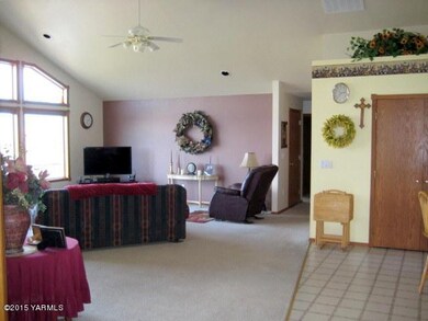 Spacious Living Room w/Views
