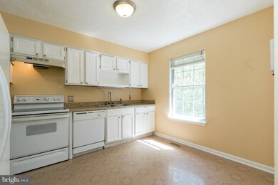 18105 Tompkins Ct, Dumfries, VA 22026 - photo 4