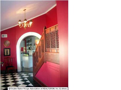 FOYER WITTH HAND CARVERED BANISTER