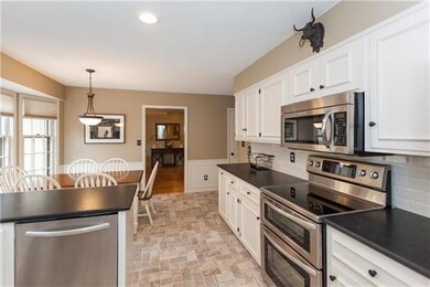 Updated Kitchen!! including soft close drawers