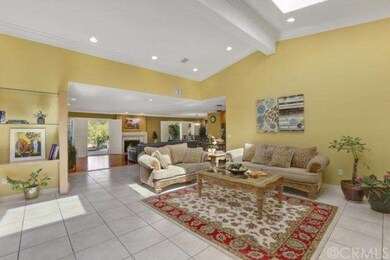 Open and spacious floor plan, thick crown molding 