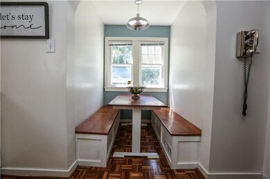 Eat-in Kitchen, breakfast nook!