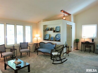 1529 Hickory Ln, Bettendorf, IA 52722 - photo 3