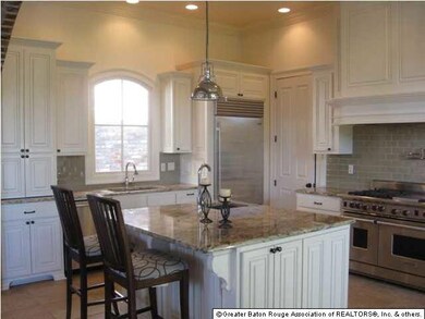 GRANITE ISLAND IN KITCHEN
