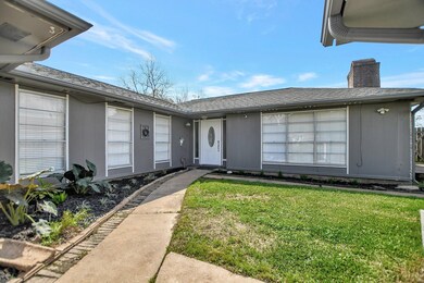 632 E Castle Harbour Dr, Friendswood, TX 77546 - photo 2