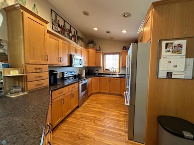 Kitchen w/lots of cabinets