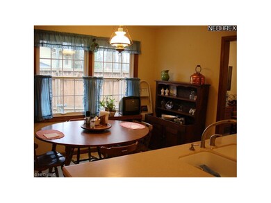 BRIGHT EAT IN KITCHEN