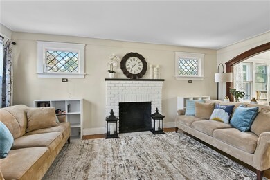 142 Lyndon Rd Cranston RI 02920 - living room