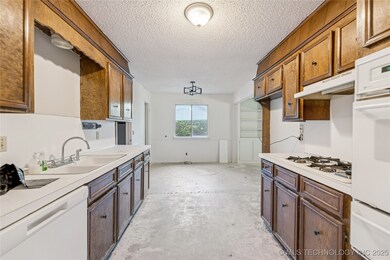 1122 S Division St, Sapulpa, OK 74066 - photo 4