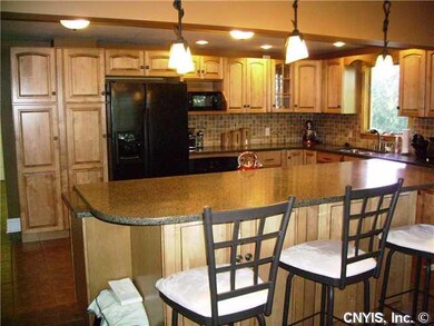 Kitchen Spacious working kitchen with upgraded cab