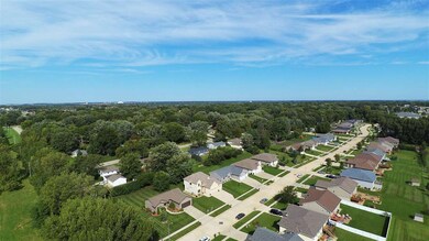 4323 Wedgewood Dr, Cedar Falls, IA 50613 - photo 2