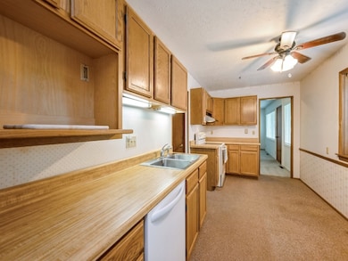 Kitchen.  Appliances Stay