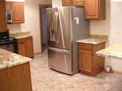 Beautiful Solid Oak Cabinets and Granite Tops