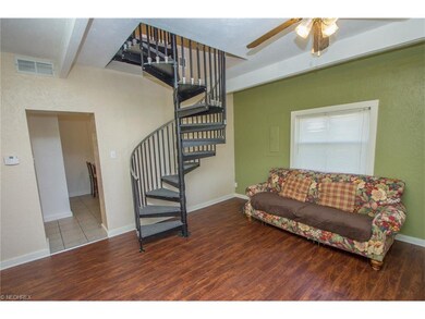 A view into the kitchen, left. NOTE: There IS an o