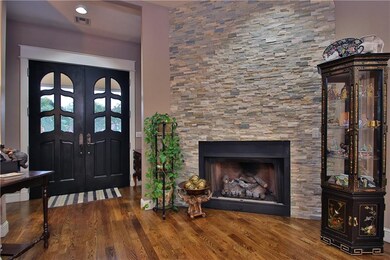 Look at that fireplace! So pretty:)