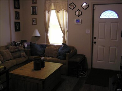 Living Room/Front Entry