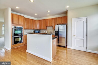 905 Hidden Marsh St, Gaithersburg, MD 20877 - photo 2