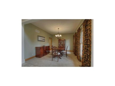 Formal dining room w/ access to butlers pantry
