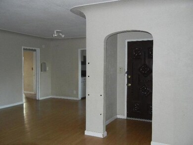 #049-007017 - LIVING ROOM 3