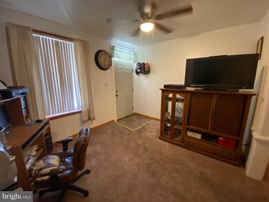 604 Maddock St, Crum Lynne, PA 19022 - photo 3