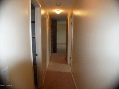 HALLWAY TO 3 BEDROOMS