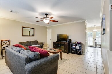 521 E House St unit B, Alvin, TX 77511 - photo 2