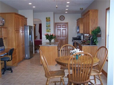 Spacious Eat-in-Kitchen with granite countertops, 