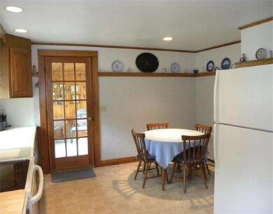 57 Maple St, Shelburne Falls, MA 01370 - photo 4