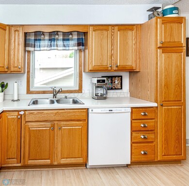 832 KITCHEN 3