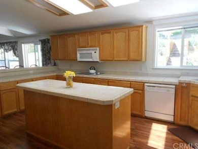 Large kitchen with island, lots of storage and til