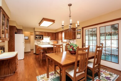 008-Breakfast_Nook-3196875-large