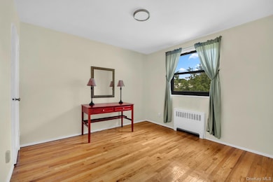 21-29 Utopia Pkwy unit UPSTAIRS, Bayside, NY 11360 - photo 6