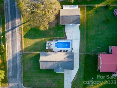 2013 Townview Dr, Kannapolis, NC 28081 - photo 2