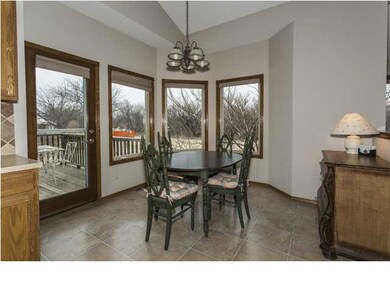 Spacious Bayed Breakfast Area with Views of Nature