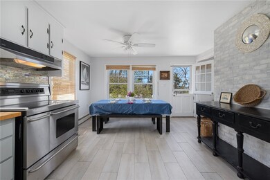 Open, light-filled eat-in kitchen