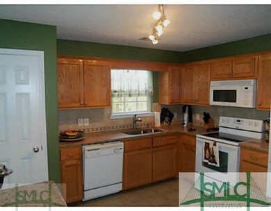 Kitchen. Tile back splash
