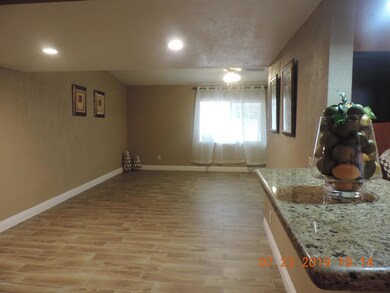930 E Desert Ave 042