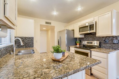 Kitchen w/ breakfast bar