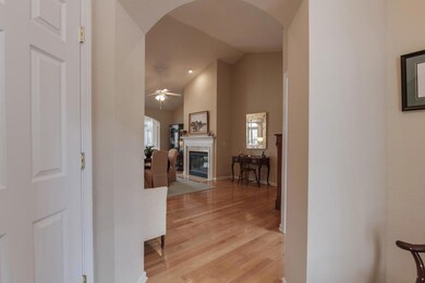 02_OohleenoWay_109_EntryView.jpg
