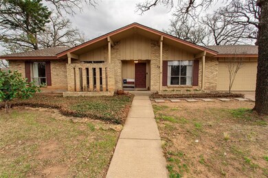 729 Thousand Oaks Dr, Hurst, TX 76054 - photo 2