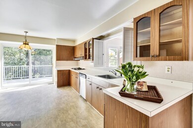 2409 Ravenview Rd, Lutherville Timonium, MD 21093 - photo 4